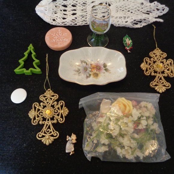JUNK DRAWER VINTAGE SOAPDISH EURO GLASS DRY FL CHRISTMAS STUFF ETC LOT - Picture 1 of 9